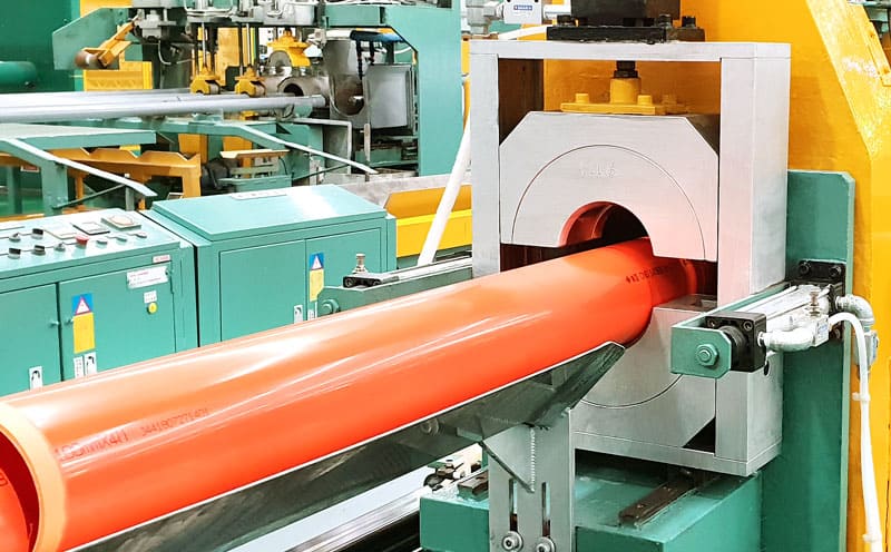 發泡管、PVC發泡管、DWV-PVC橘色管指定使用南亞，特殊的橘色PVC塑膠管製造工廠的環境照片，DWV發泡管優點是比重輕、易施工，推薦使用於建築污排水配管。